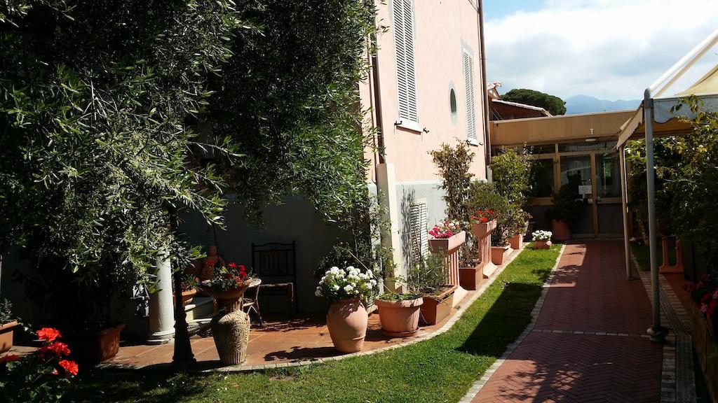 Hotel Villa Flores Marina di Pietrasanta Exterior foto